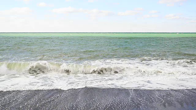 慢镜头在苍白的天空下勾勒出暴风雨后的大海视频素材