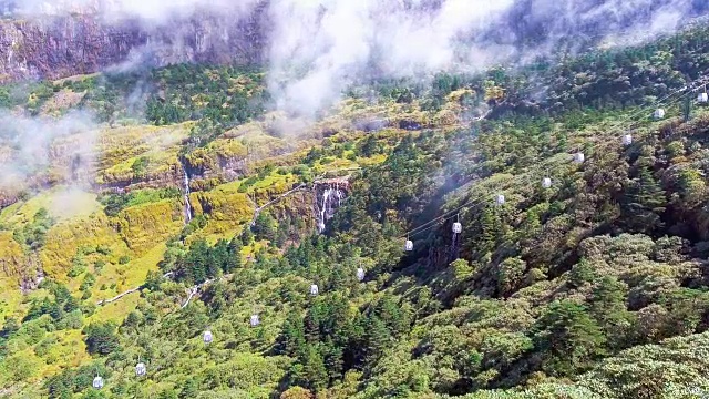 缆车运行在山上与雾流动，轿子山，中国云南省视频素材