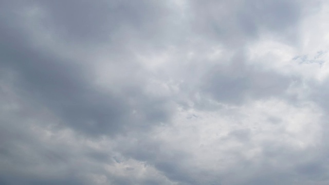 灰色雨云在天空中移动。间隔拍摄视频素材