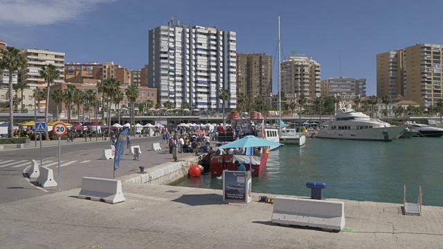 欧洲西班牙安达卢西亚马拉加的Marina地区的Paseo del Muelle Uno和Farola de Malaga视频素材