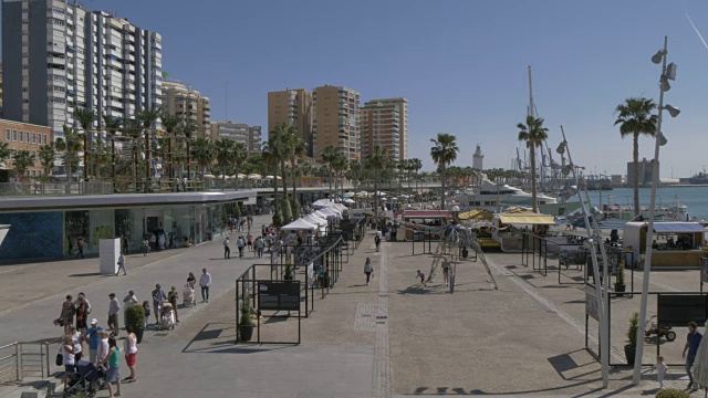 整个Paseo del Muelle Uno在Marina地区，马拉加，安达卢西亚，西班牙，欧洲视频素材