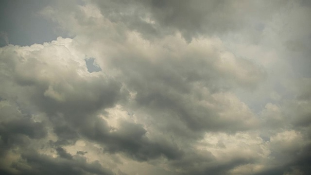 灰色雨云在天空中移动。间隔拍摄视频素材