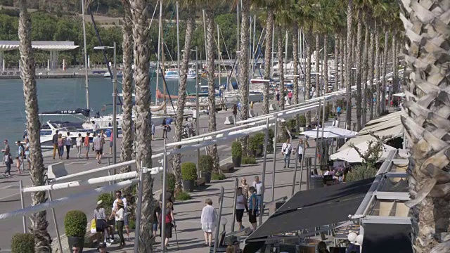 整个Paseo del Muelle Uno在Marina地区，马拉加，安达卢西亚，西班牙，欧洲视频素材