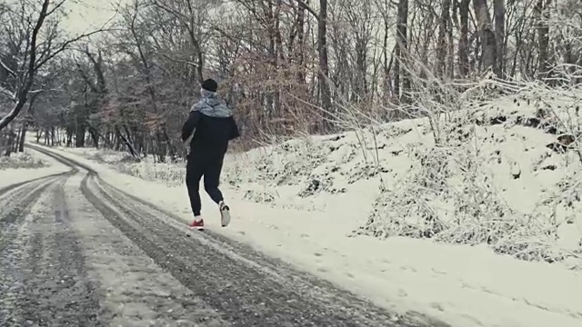 在被雪覆盖的路上奔跑视频素材