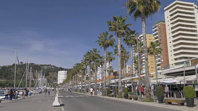 横跨Paseo del Muelle Uno在Marina地区，马拉加，安达卢西亚，西班牙，欧洲视频素材