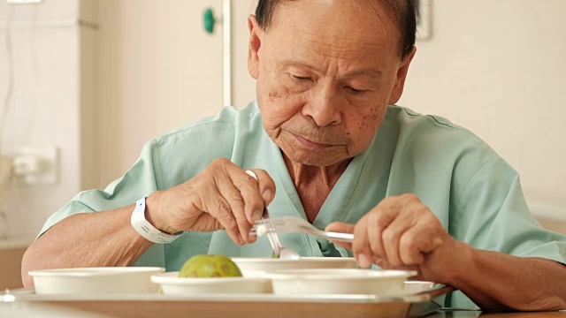 病人在医院病床上吃饭视频素材