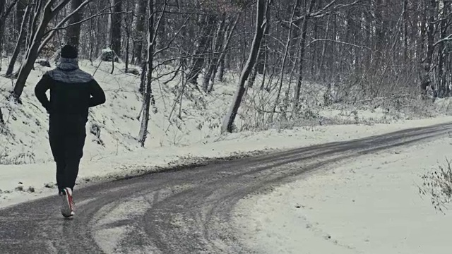 男人在雪地上慢跑视频素材