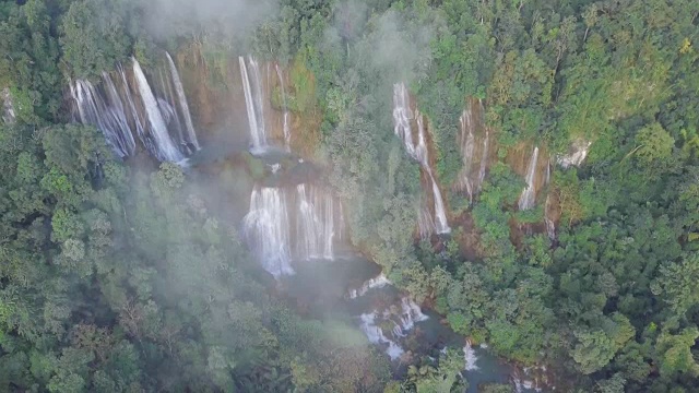 鸟瞰图Thi Lo Su(Tee Lor Su)瀑布在Umphang野生动物保护区，泰国西北部。视频素材