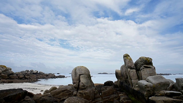 菲尼斯特尔的Kerlouan，北布雷顿海岸的岩层视频素材