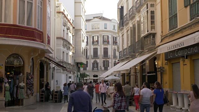 人们在Calle Granada, Malaga, Andalucia，西班牙，欧洲购物视频素材