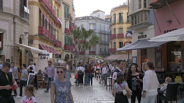 人们在广场碳和塔伯纳餐厅Calle Granada，马拉加，安达卢西亚，西班牙，欧洲视频素材