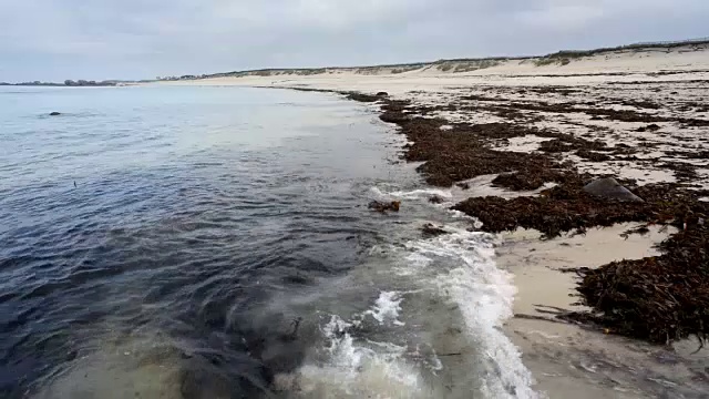 Kerlouan的海滩。在北布列塔尼海岸的克卢安，菲尼斯特尔视频素材