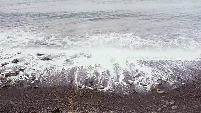 看那布满卵石的海岸视频素材