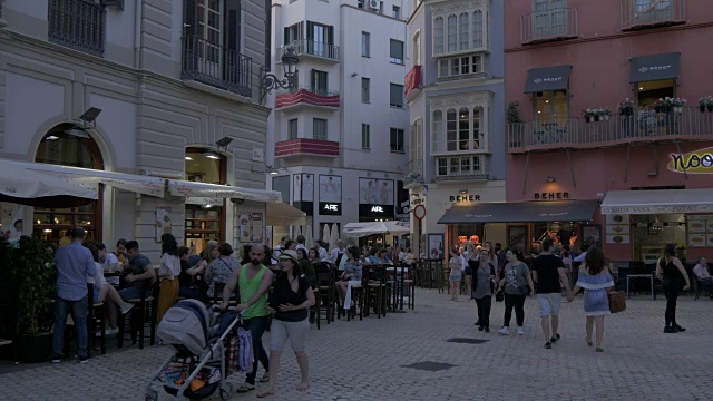 人们在广场碳和塔伯纳餐厅Calle Granada，马拉加，安达卢西亚，西班牙，欧洲视频素材