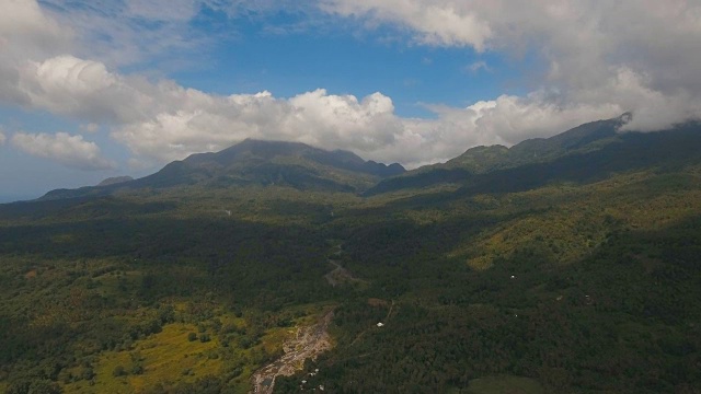 有热带森林的山脉。Camiguin岛菲律宾视频素材