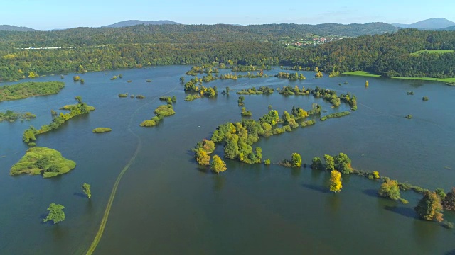 天线:河水泛滥，淹没了斯洛文尼亚喀斯特地区的田野和道路。视频素材