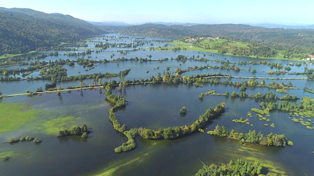 天线:秋雨过后穿过淹没田地的单条道路视频素材