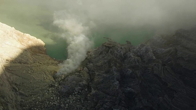 卡瓦伊真火山，硫磺被开采的地方视频素材