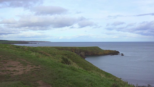 邓诺塔城堡附近的苏格兰海岸视频素材