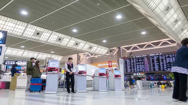 时光流逝:日本成田机场出发航站楼的旅客拥挤视频素材