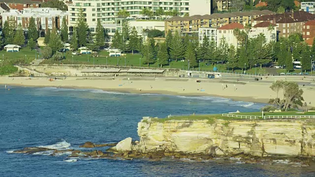 邦迪的建筑和海洋鸟瞰图视频素材