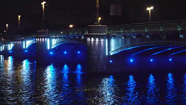 美丽的历史大桥横跨欧洲城市的夜景。视频素材