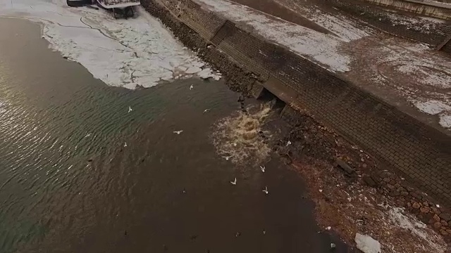 污水流入河流视频素材