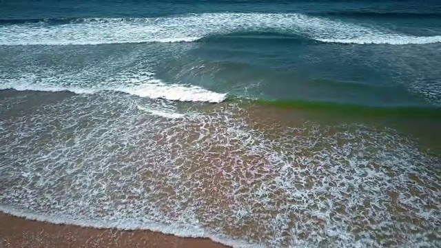 海滩上的波浪视频素材