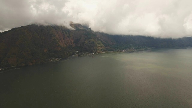 火山口的湖泊。巴厘岛,巴都尔视频素材