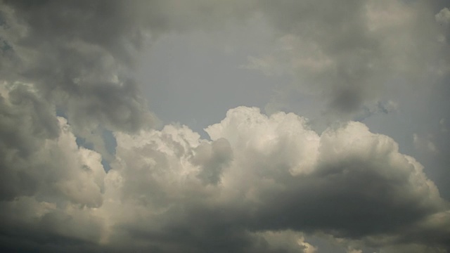 灰色雨云在天空中移动。间隔拍摄视频素材