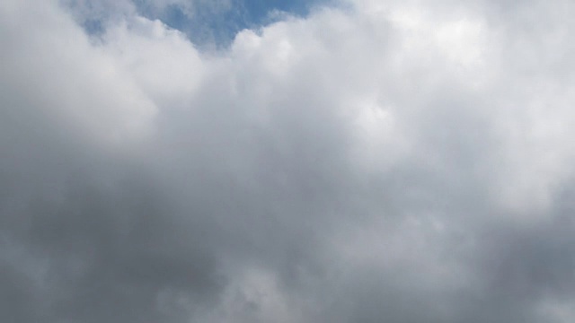 灰色雨云在天空中移动。间隔拍摄视频素材