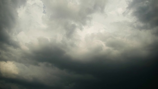 灰色雨云在天空中移动。间隔拍摄视频素材