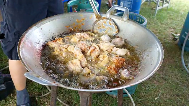 特写炸鸡在热沸油锅视频素材