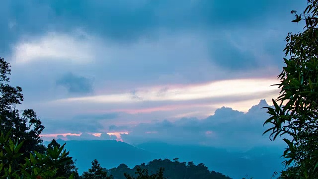 白天到晚上的时间流逝日落在绿色的热带山与雾视频素材