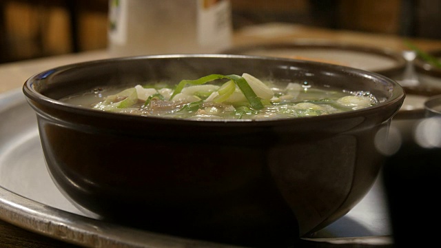 餐馆里的韩国猪肉汤视频素材