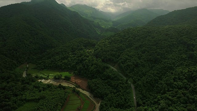 无人机:空中公路之旅视频素材