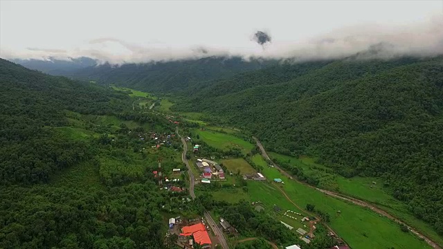 无人机:空中公路之旅视频素材