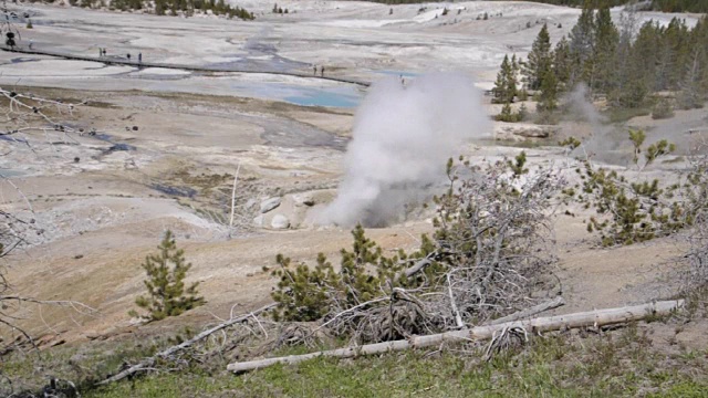 当游客从远处走过时，黄石火山喷发视频素材