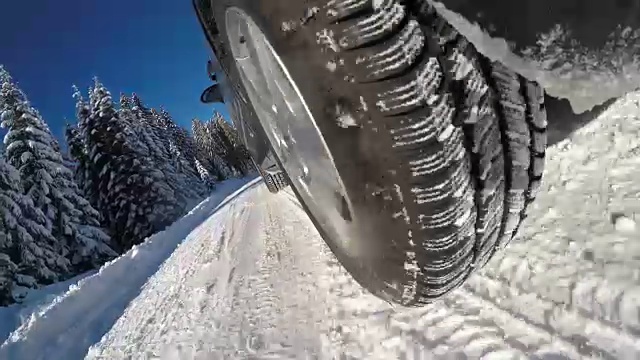 冬天在白雪覆盖的乡村道路上开车视频素材