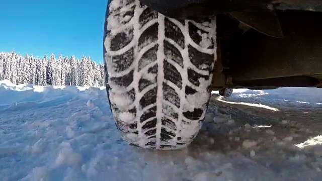 在冬天的乡村道路上开车，把雪喷到相机上视频素材