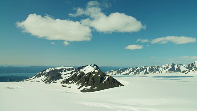 鸟瞰冰雪覆盖的山峰阿拉斯加视频素材