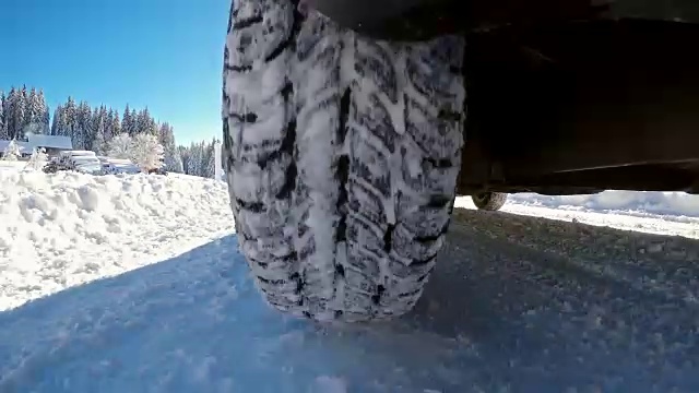 在雪地里的森林小路上行驶视频素材