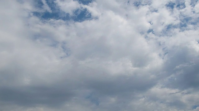 灰色雨云在天空中移动。间隔拍摄视频素材