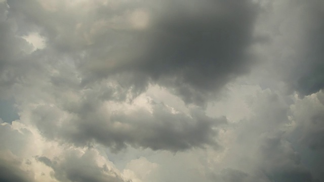 灰色雨云在天空中移动。间隔拍摄视频素材