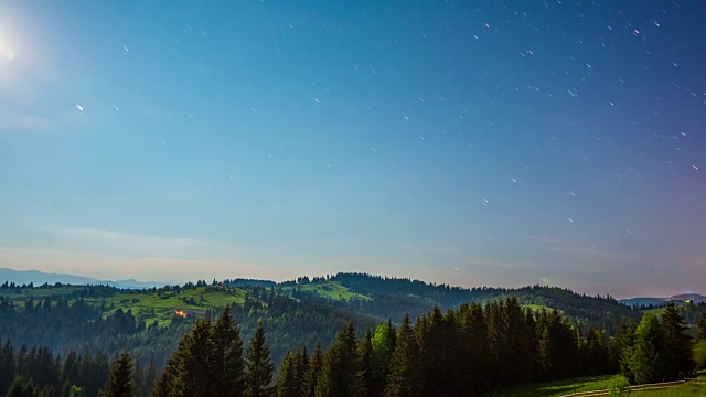 月亮和星星在山上流逝视频素材