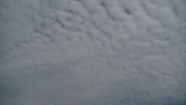 灰色雨云在天空中移动。间隔拍摄视频素材