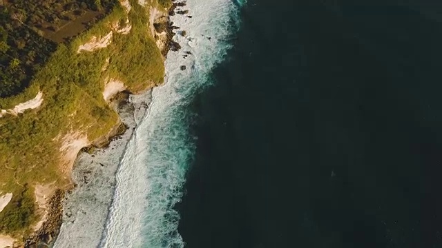 巴厘岛的岩石海岸。鸟瞰图视频素材