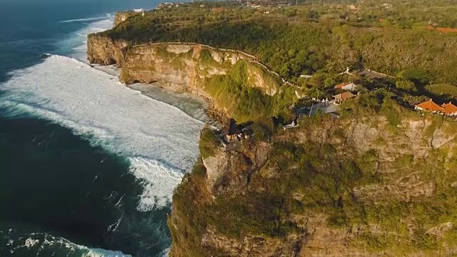 巴厘岛的岩石海岸。鸟瞰图视频素材