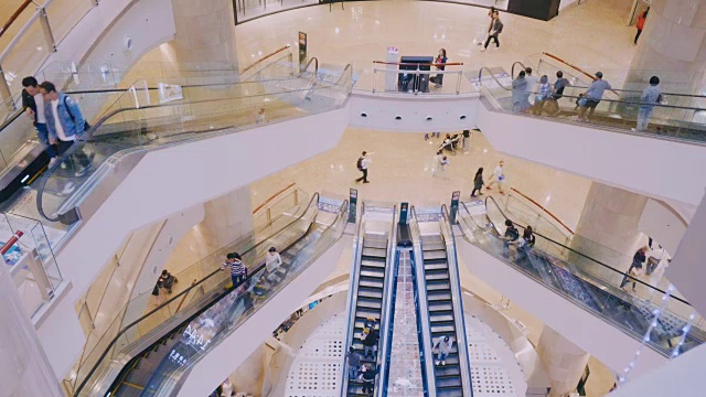 台北-台湾:人们喜欢在台北101购物中心购物视频素材