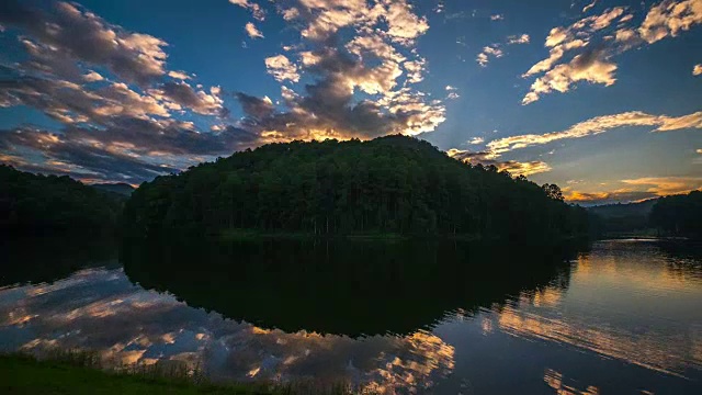 泰国松林和湖泊的时间流逝视频素材